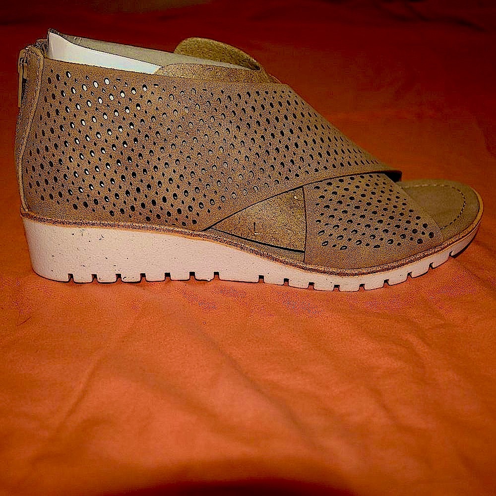 👟 NWT Memory Foam Wedge Sandal